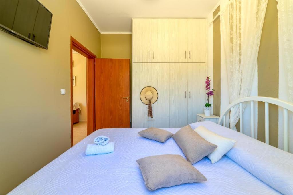 Emmanuela House With Garden & Sea View - Apartment Triopetra